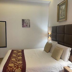 Camera grande con letto king size